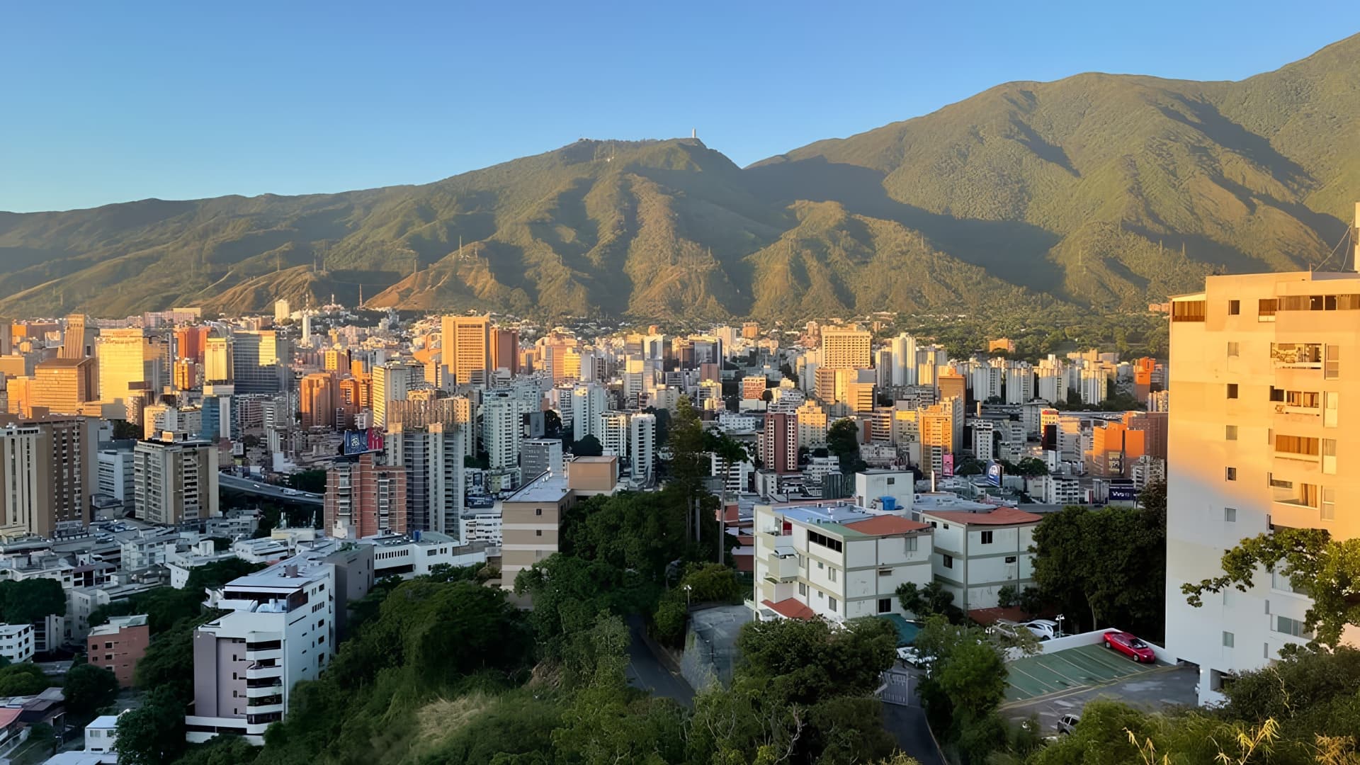 Vista de Caracas entre montañas, con el Ávila al fondo